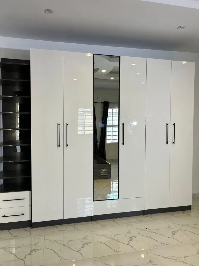 White mirrored wardrobe after wardrobe door adjustment