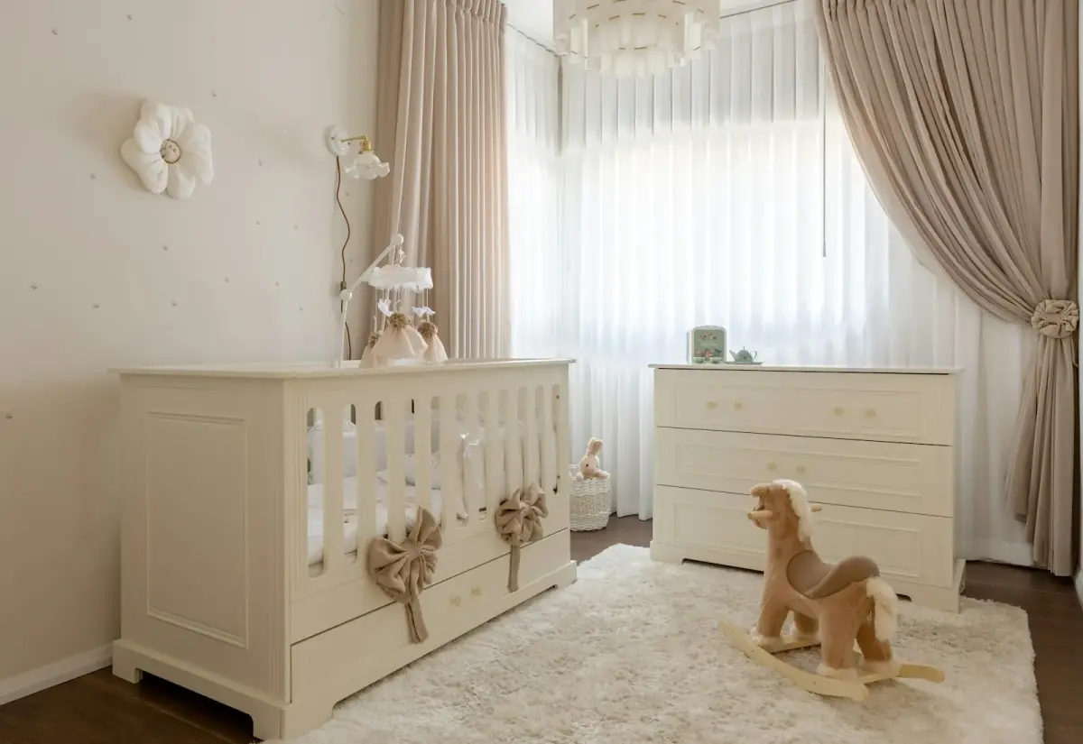 Bebek karyolası ve şifonyer kurulmuş bebek odası
