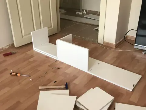 Kurulum öncesi mobilya parçaları